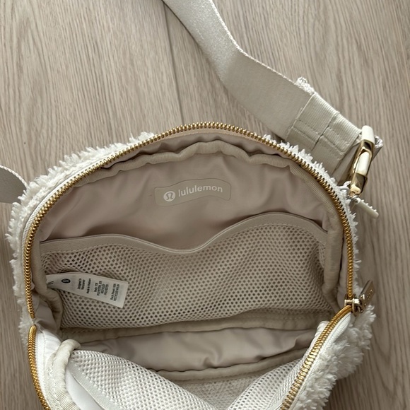 Lululemon everywhere belt bag 1L- white Sherpa - Picture 2 of 4
